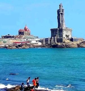 一群人站在灯塔附近的海滩上