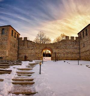 一座巨大的石头建筑，前面有雪