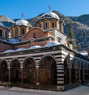 一座顶部有圆顶的大楼