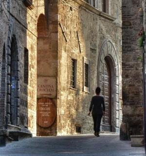 在小巷里行走的人