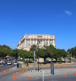 una strada con coni arancioni davanti a un edificio