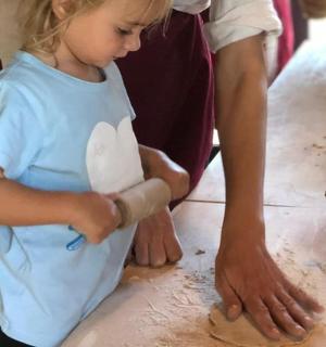 一个小女孩正在餐桌上准备食物