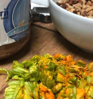 一盘食物，一碗豆腐和一碗蔬菜