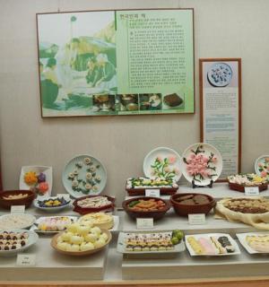 una taula plena de molts tipus diferents de menjar