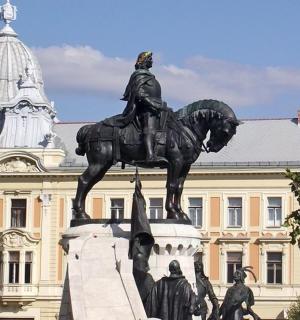 eine Statue eines Mannes auf einem Pferd vor einem Gebäude