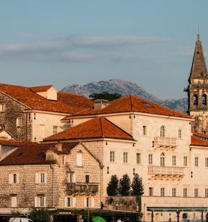 一座有钟楼和教堂的大楼