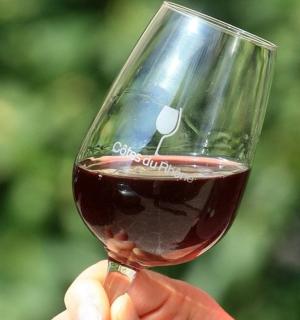 拿着一杯红酒的人