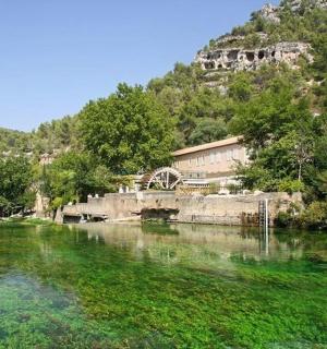 一条河,河上有一座桥,山上有一座建筑