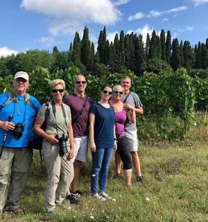 一群人在田野里摆姿势拍照