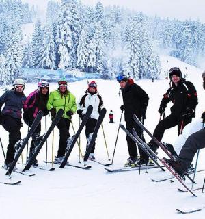 一群人在雪地里滑雪