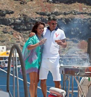 en man och en kvinna som står på en båt