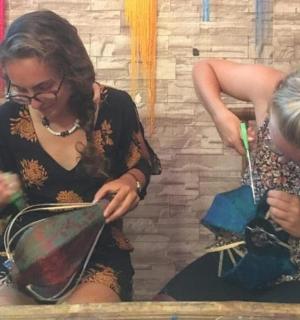 两个女人坐在长椅上看着