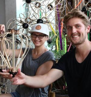 一名男子和一名女子手持奖杯