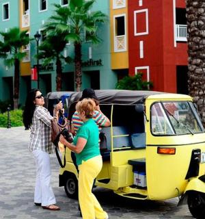 一群人站在一辆小汽车旁边