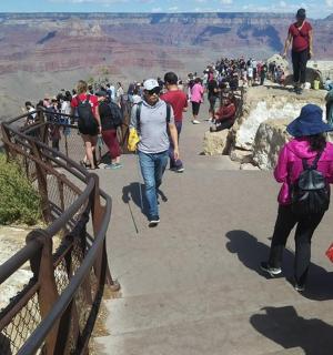 一群人走过大峡谷