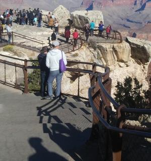 一群人站在大峡谷