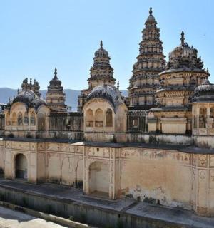 一座顶部有塔楼的古老建筑