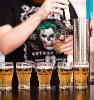 Skupina sklenic piva na baru