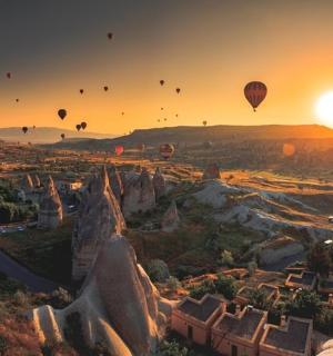 一群热气球飞越城市