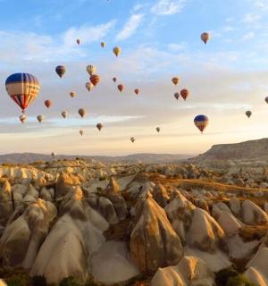 一群热气球飞过岩石