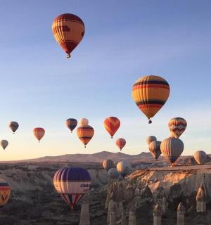 一群热气球在天空飞翔