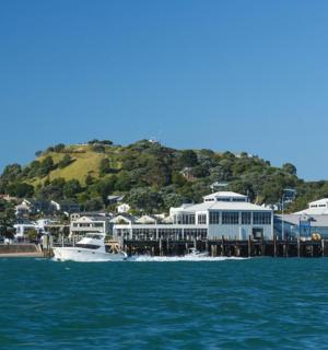 码头旁水中的一艘船