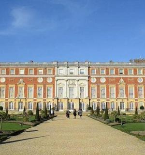 一座大楼，前面有人走动