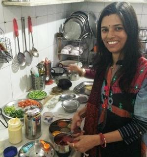 一位女士站在厨房准备食物