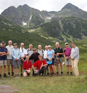 一群人在山上摆姿势拍照
