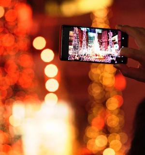 用手机拍照的人