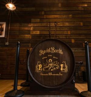 ein großes Fass in einem Raum mit Holzwänden