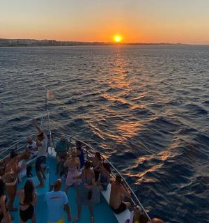 日落时分，一群人在船上