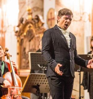 grupa muzyków grających muzykę w kościele