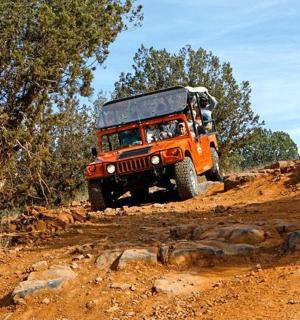 oranžový džíp jedoucí po nezpevněné cestě