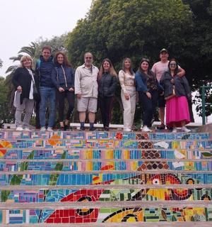 一群人站在纪念碑顶上