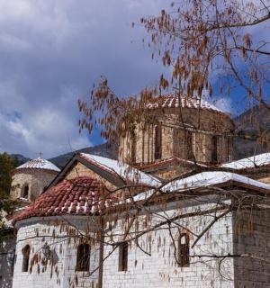屋顶上有雪的老建筑
