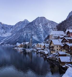 湖畔村庄，雪山环绕