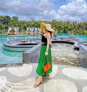 žena stojící před bazénem