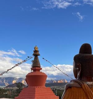 pohled na Grand Canyon ze zadní strany sochy