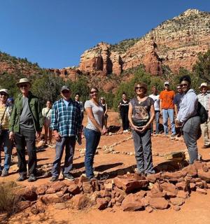 一群人站在岩层上