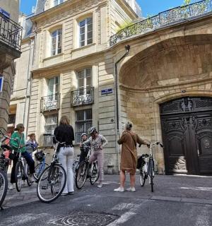 一群人骑着自行车在一栋建筑前