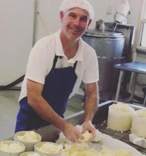 maður stendur í eldhúsi að útbúa mat