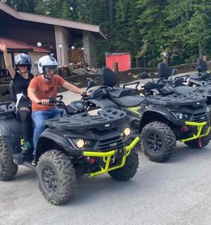 一群人在路上骑着四轮摩托车