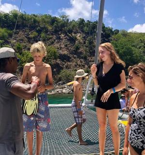 hópur fólks á bát í vatninu