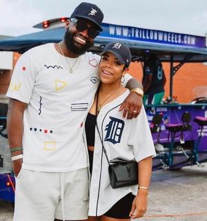 muž a žena stojící vedle vozíku