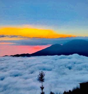 pohled na horu nad vrstvou mraků