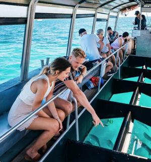 一群人在水中的船上