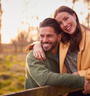 一男一女坐在栅栏上