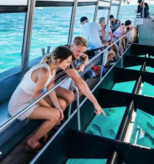 一男一女坐在水中的船上