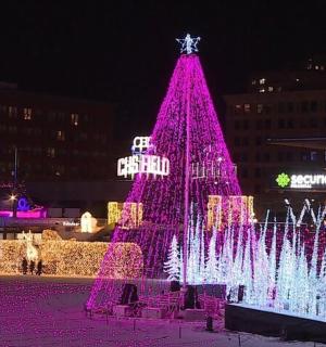 喷泉前亮起了一棵圣诞树